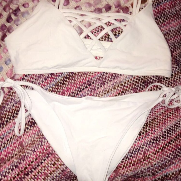 I’m selling a tie die swimsuit and white and 2 bra - Picture 4 of 5